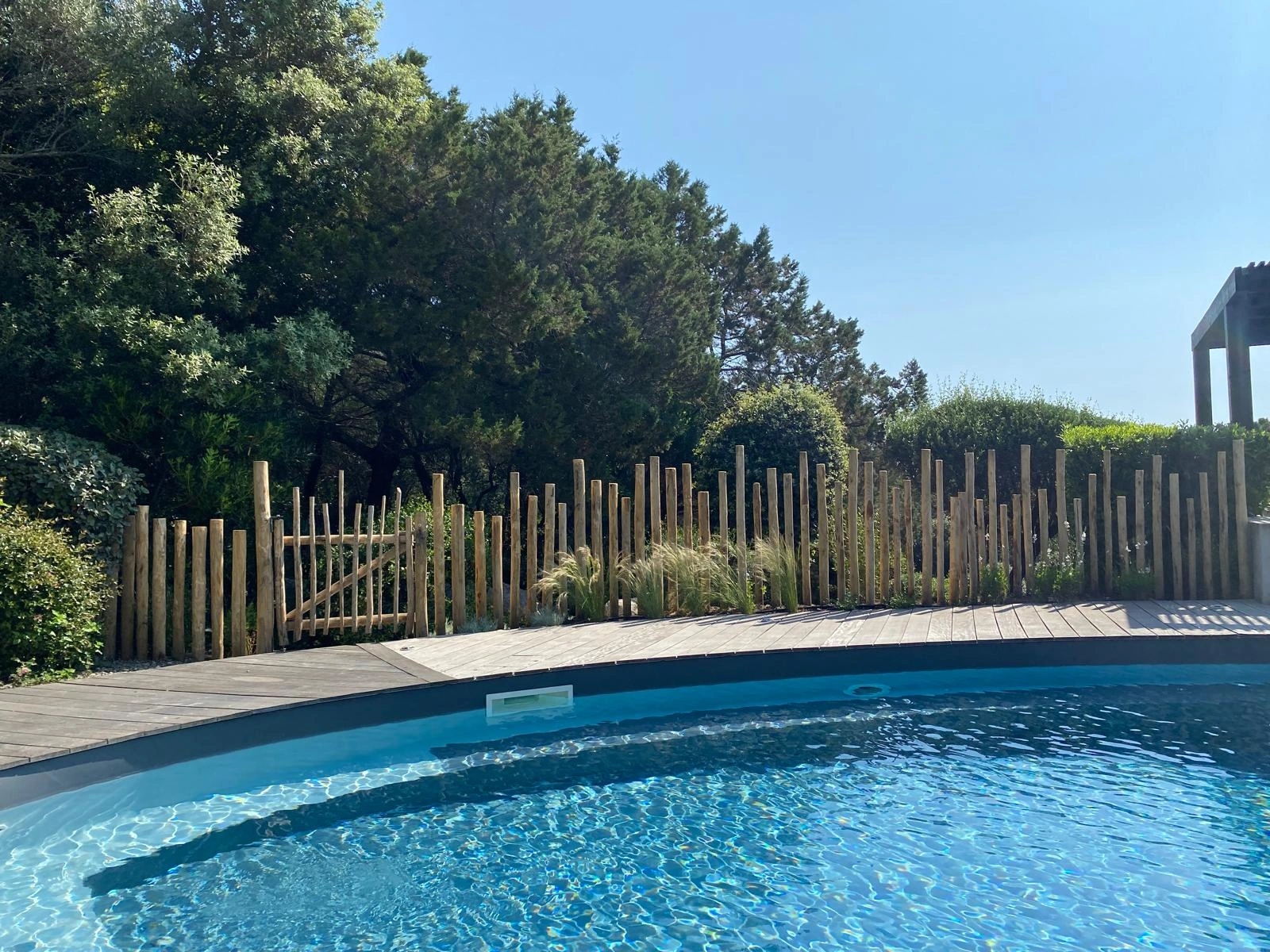 Installation de clôture et portillon pour jardin avec Sud Paysages