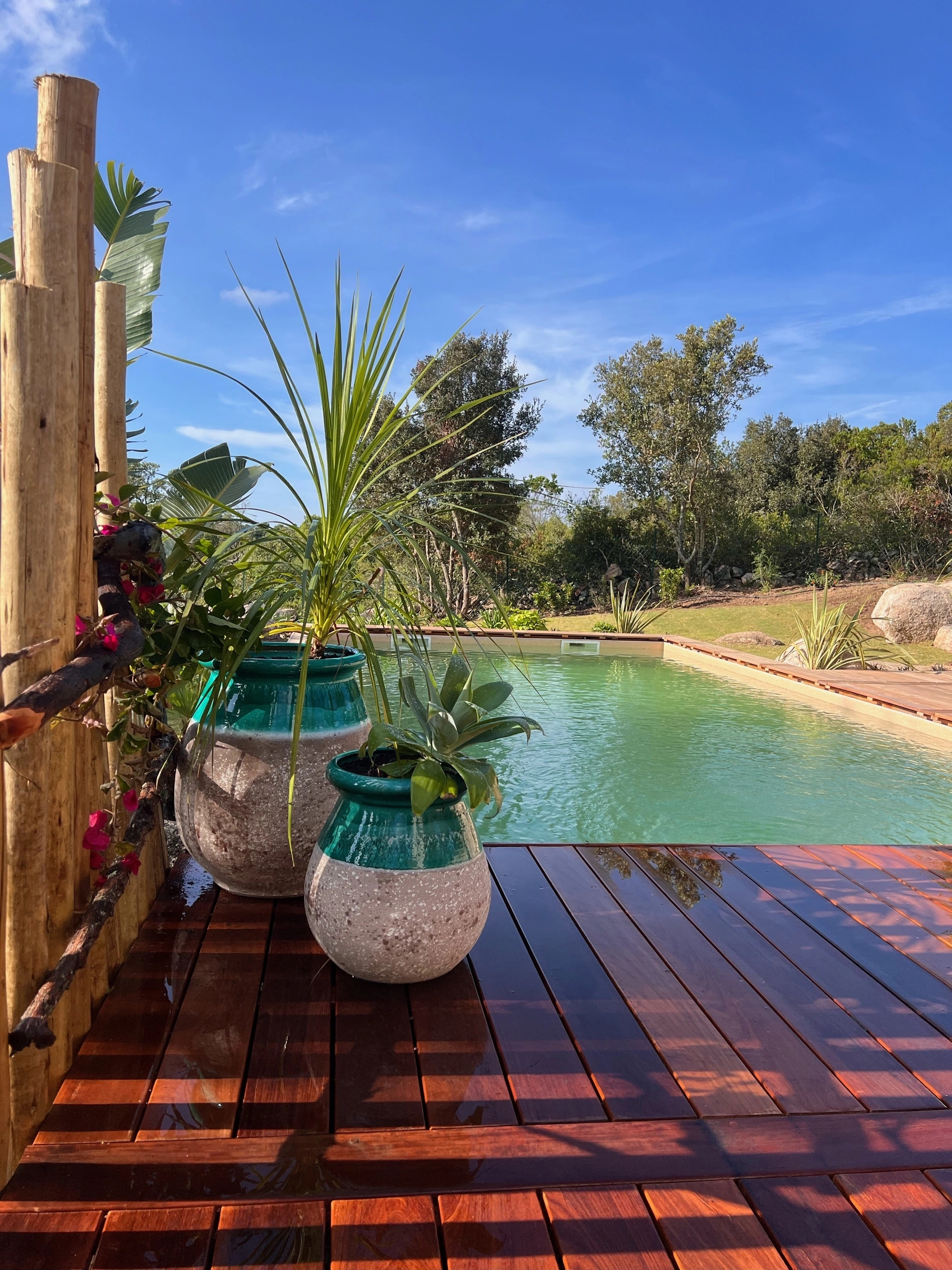 Installation de terrasse en bois extérieure avec Sud Paysages