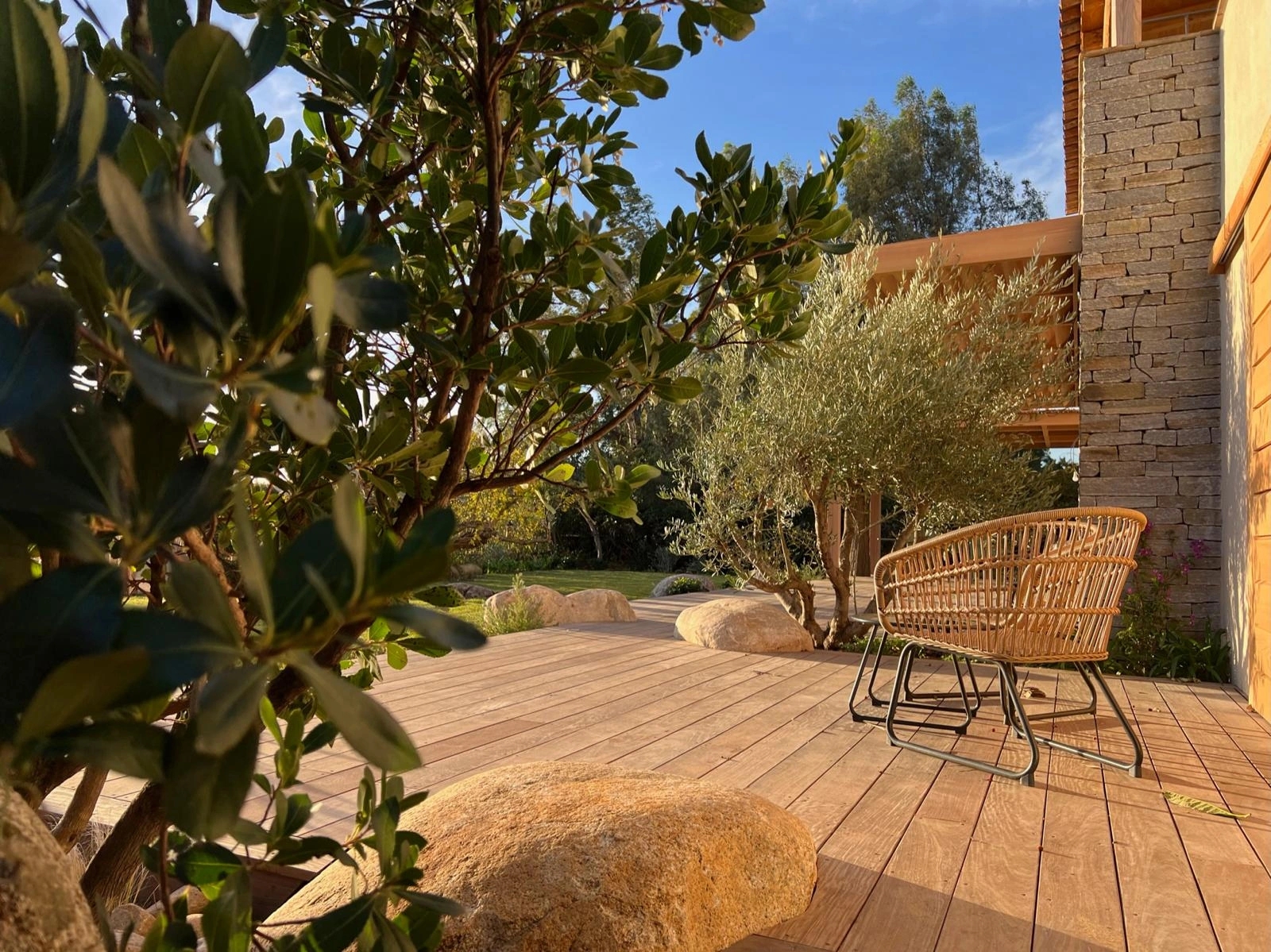 Aménagement de terrasse et de jardin par Sud Paysages