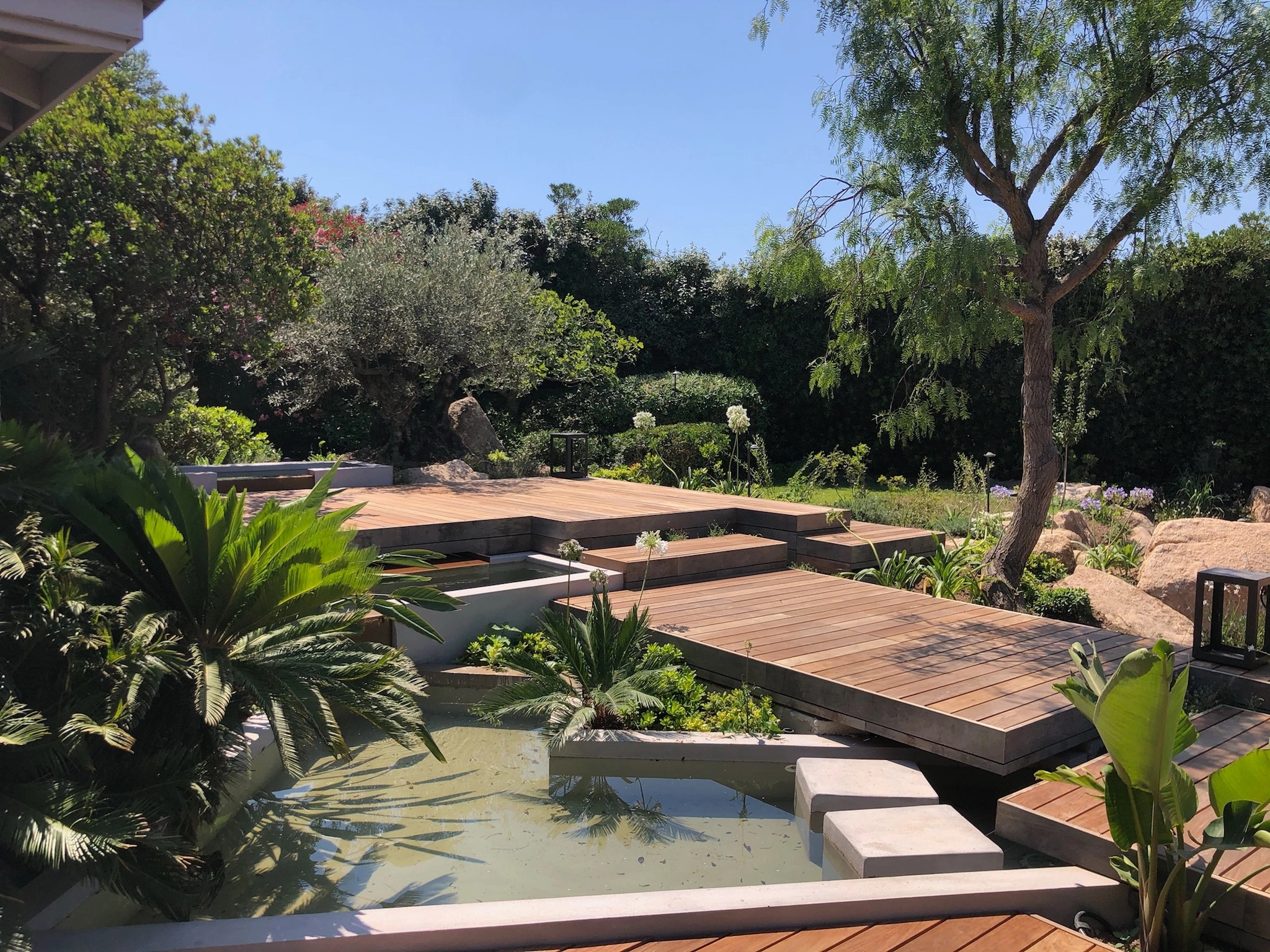 Installation de terrasse et de bassin naturel partout en Corse avec Sud Paysages