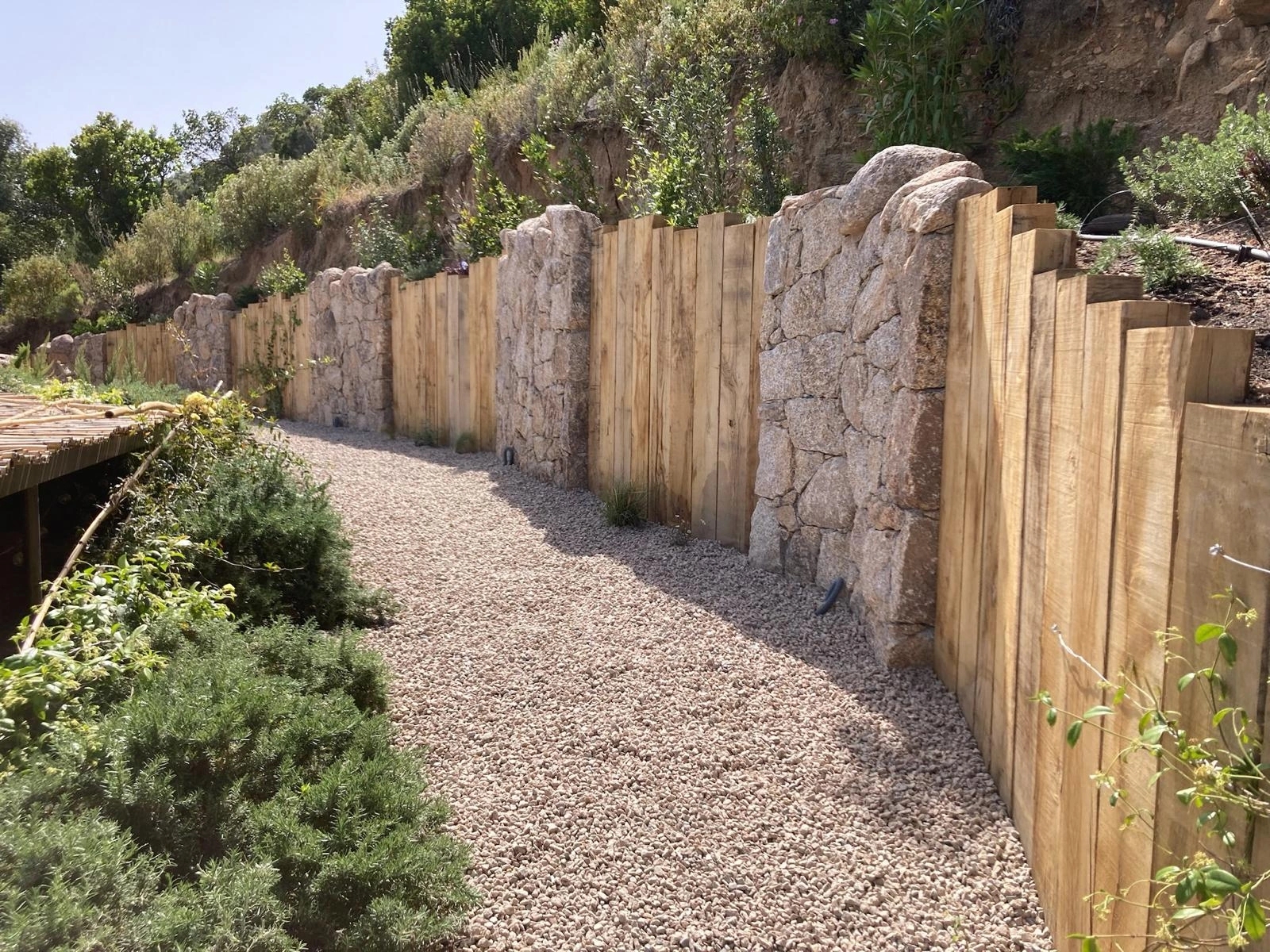 Installation de mur en pierre et en bois pour jardin partout en Corse