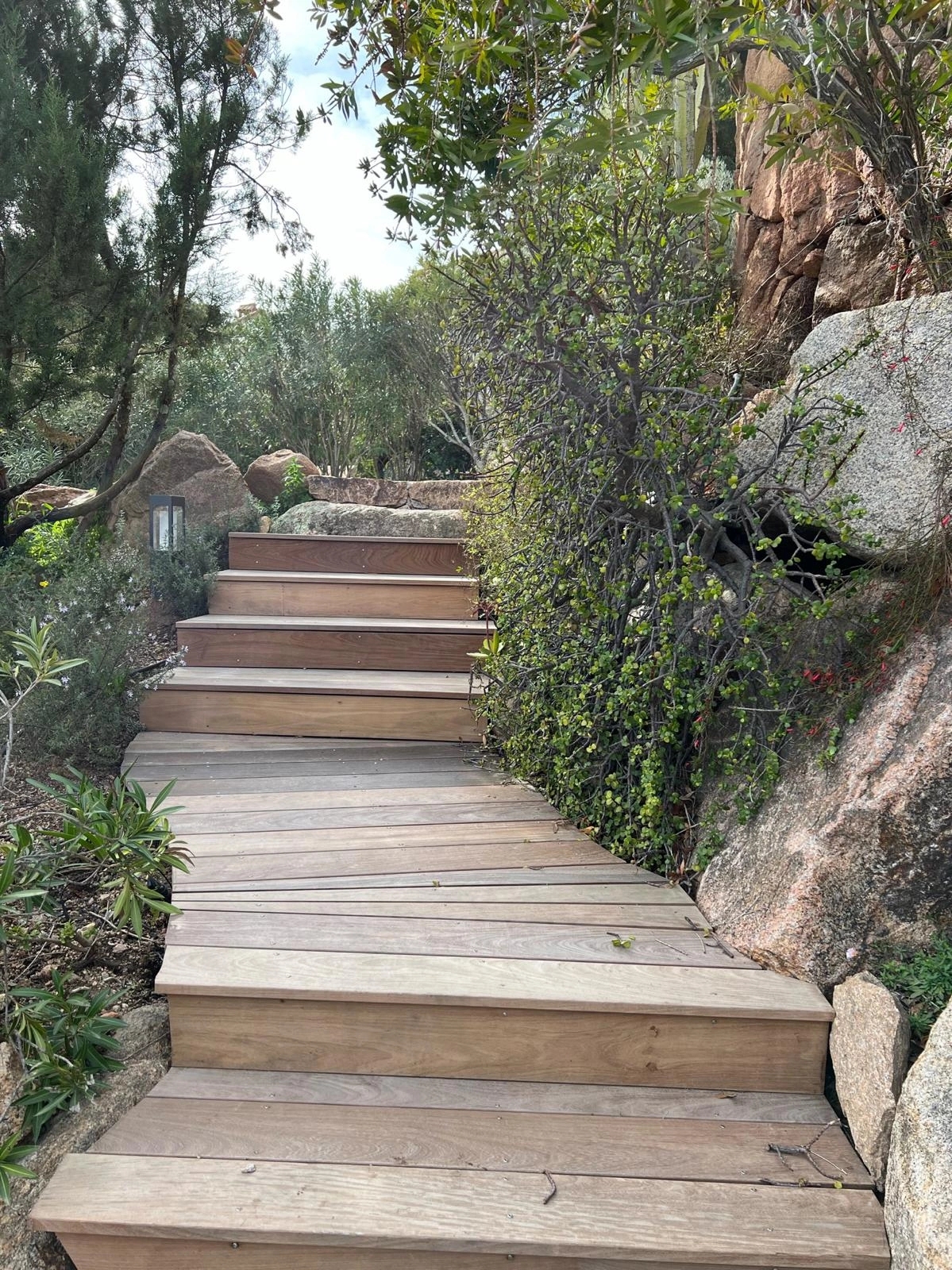 Conception d'escalier en bois pour jardin partout en Corse avec Sud Paysages