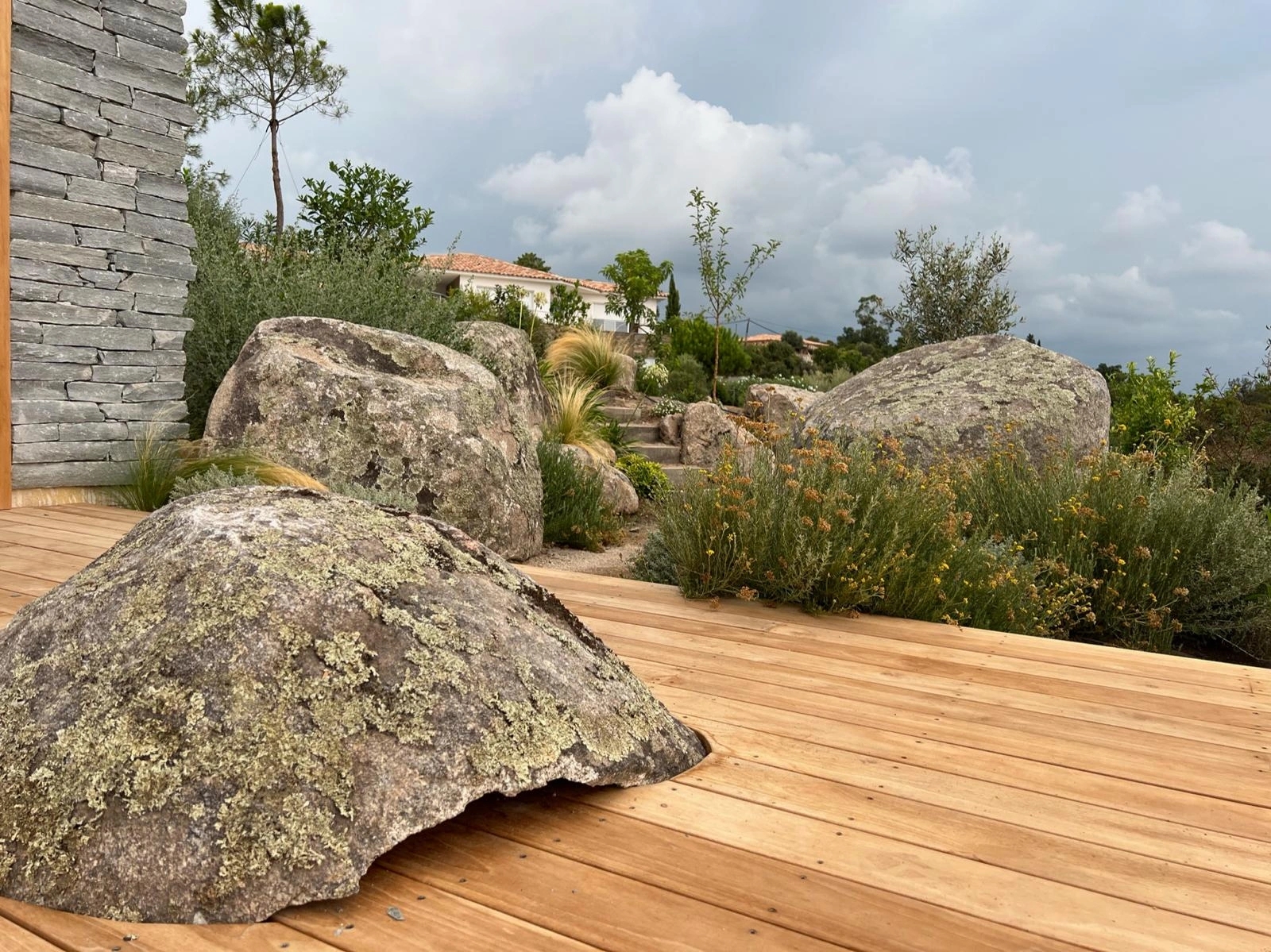 Enrochement d'espace extérieur partout en Corse avec Sud Paysages