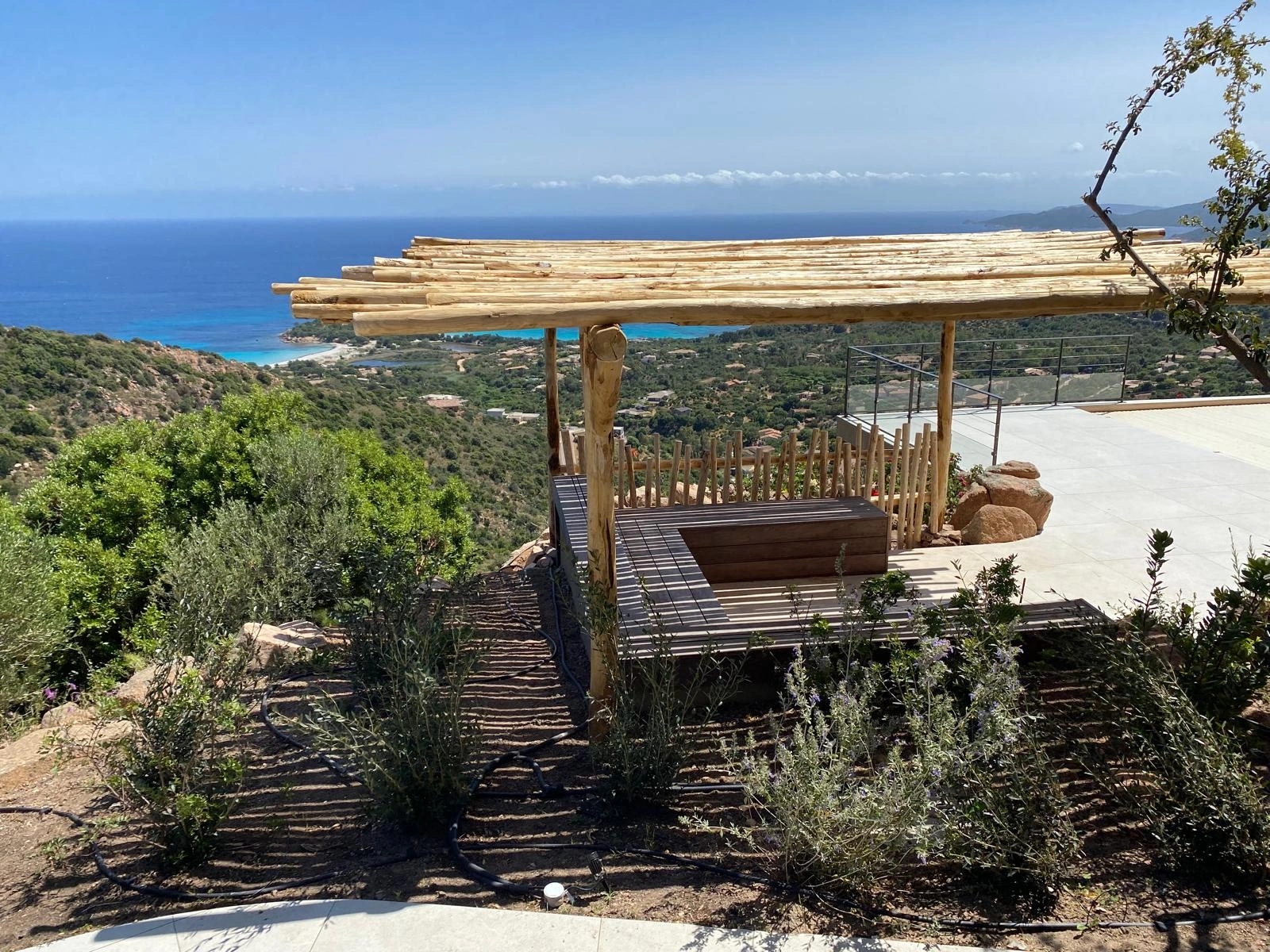 Création de salon de jardin et pergola en Corse-du-Sud avec Sud Paysages