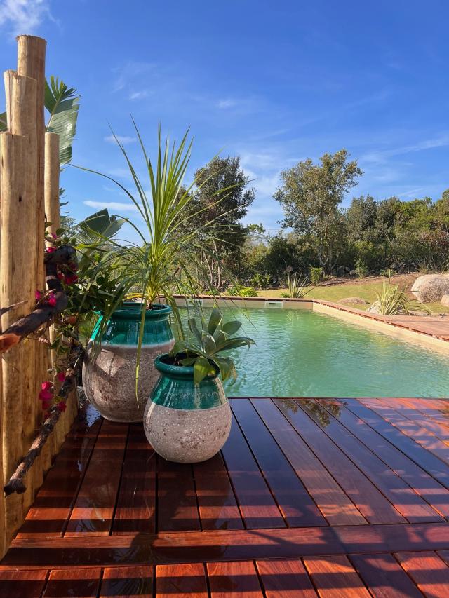 Installation de terrasse en bois extérieure avec Sud Paysages