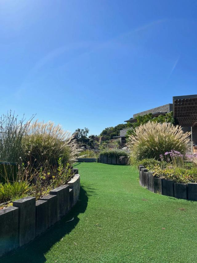 Installation de gazon synthétique partout en Corse avec Sud Paysages